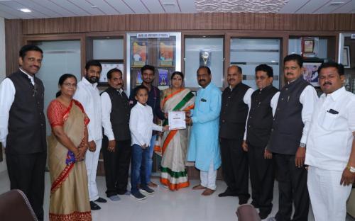 INTER  UNIVERSITY SWIMMING PLAYER VIBHAV SANAP WHILE FELICILATING INVITED  GUESTA DR.JOSHI, PRINCIPAL& OTHER 2019\20