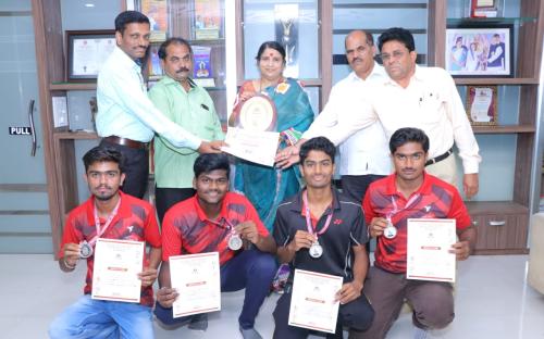 INTER COLLEGES UNIVERSITY RUNER –UP BADMINTON TEAM WITH PRINCIPAL VICE- PRINCIPAL& SPORT DIRACTOR& PLAYERS 2019\20