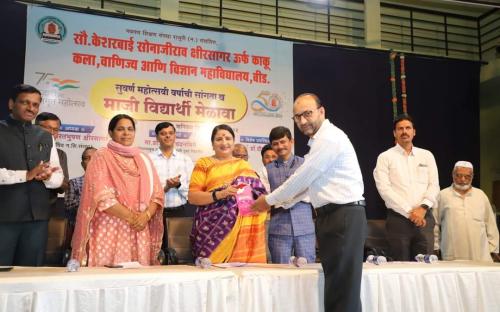 While felicitating respected Dr. Deepatai Kshirsagar Principal ILYAS Sir